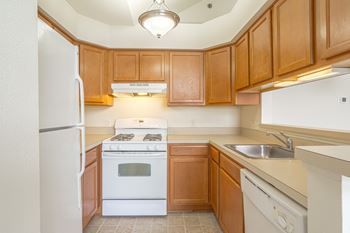 Fully-equipped kitchen with dishwasher